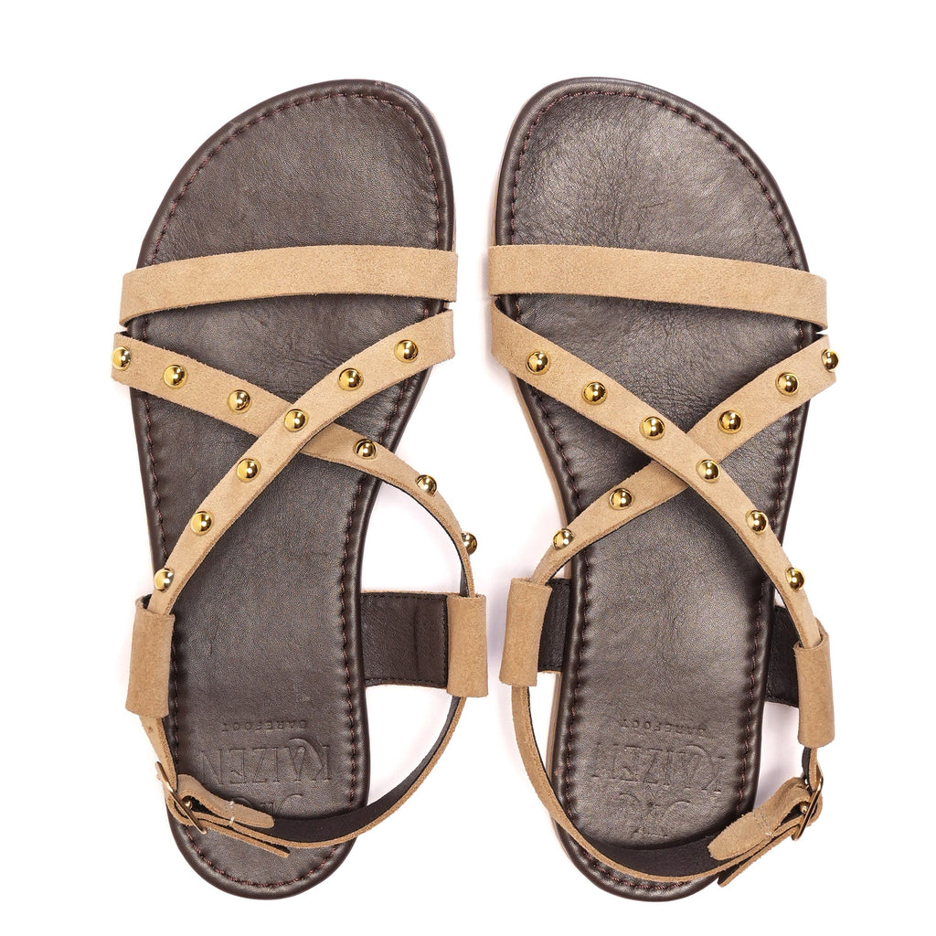 Sandalia barefoot beige de piel con tachuelas para mujer