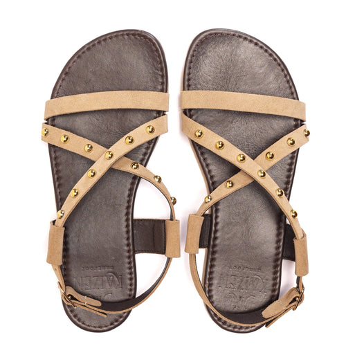 Sandalia barefoot beige de piel con tachuelas para mujer