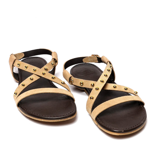 Sandalia barefoot beige de piel con tachuelas para mujer