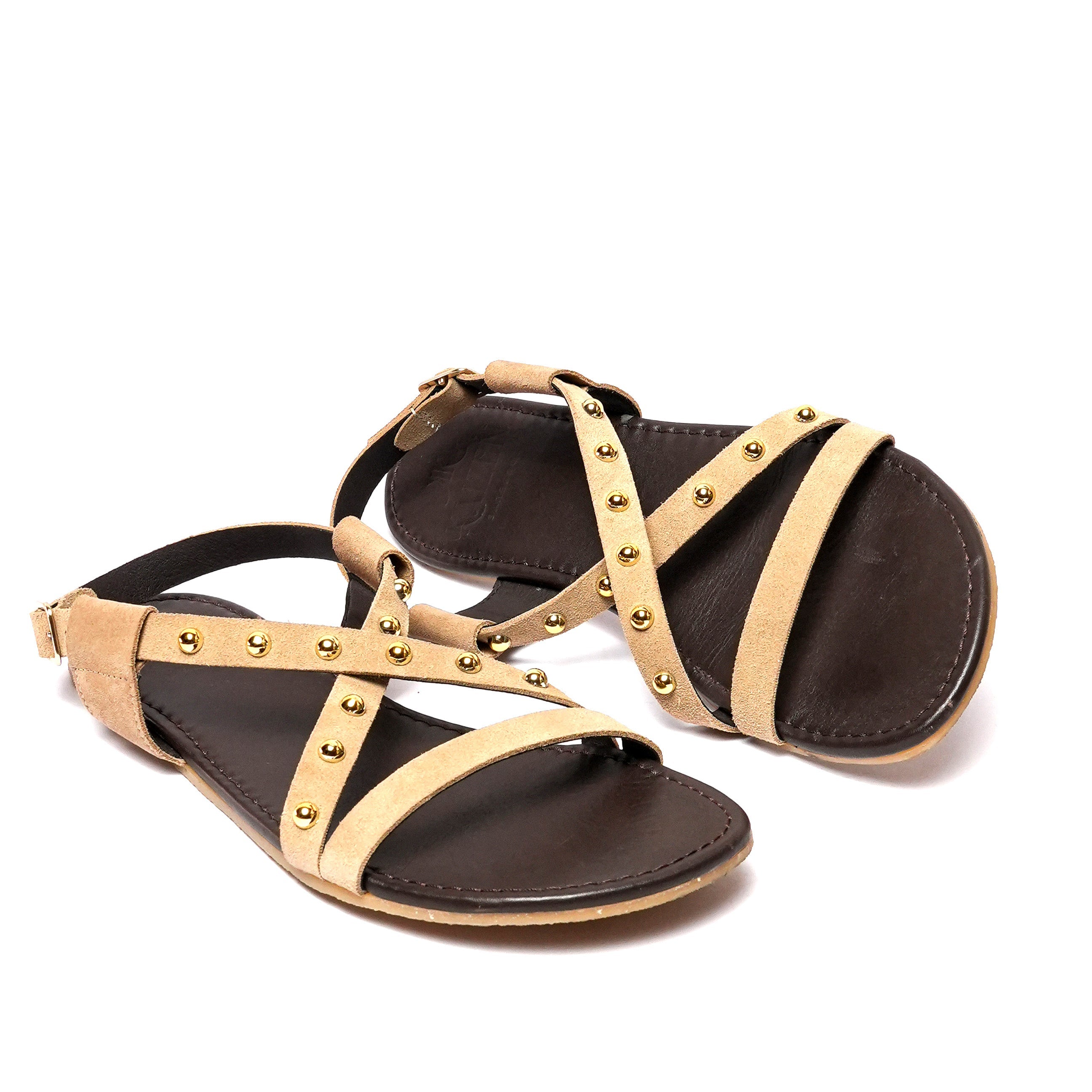Sandalia barefoot beige de piel con tachuelas para mujer