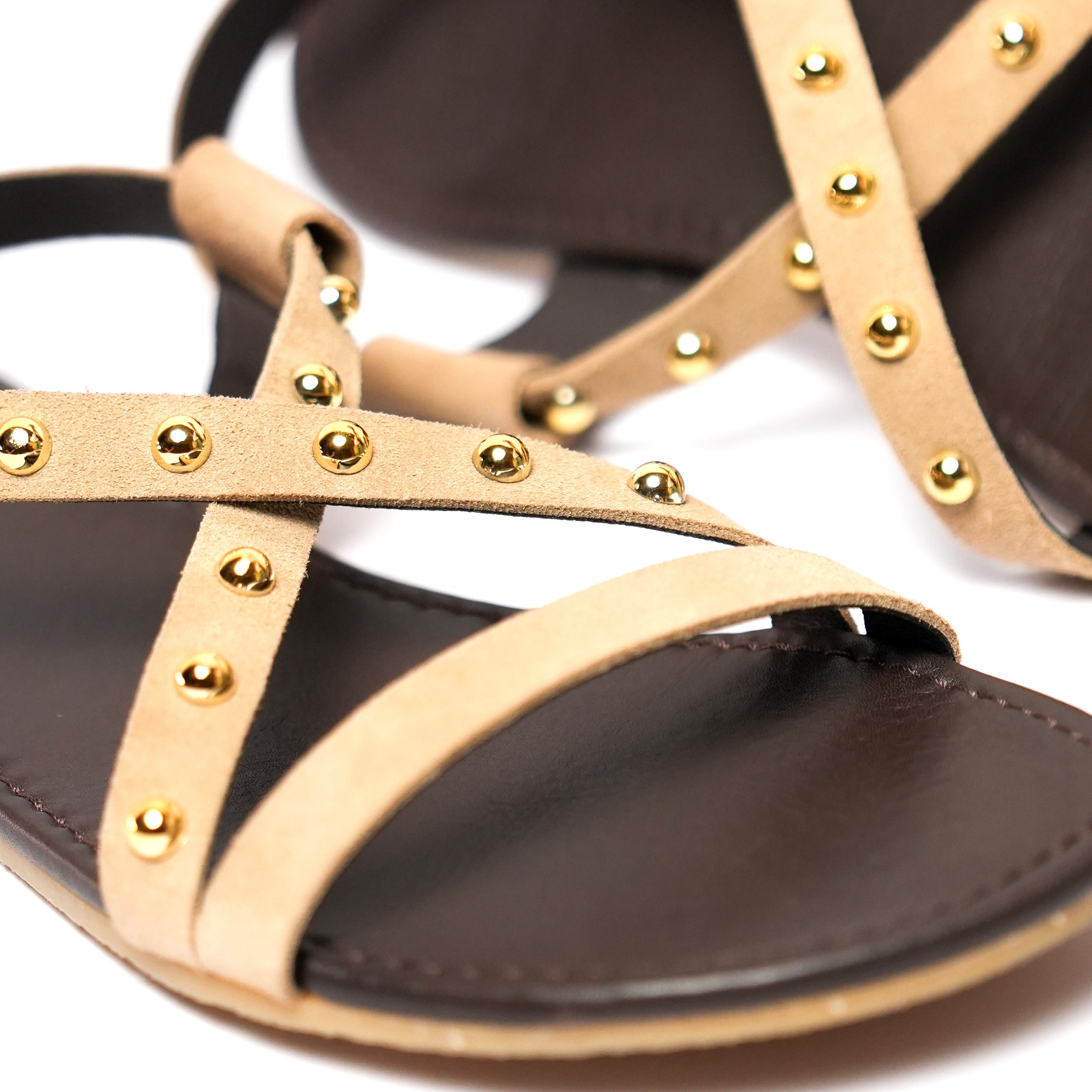 Sandalia barefoot beige de piel con tachuelas para mujer