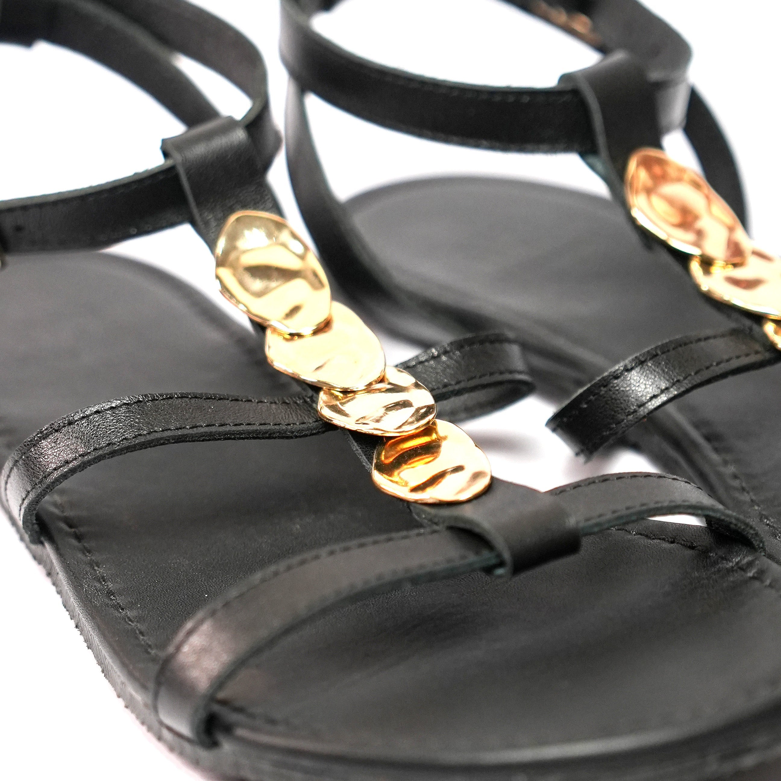sandalia barefoot bonita negra con tachuelas doradas para mujer