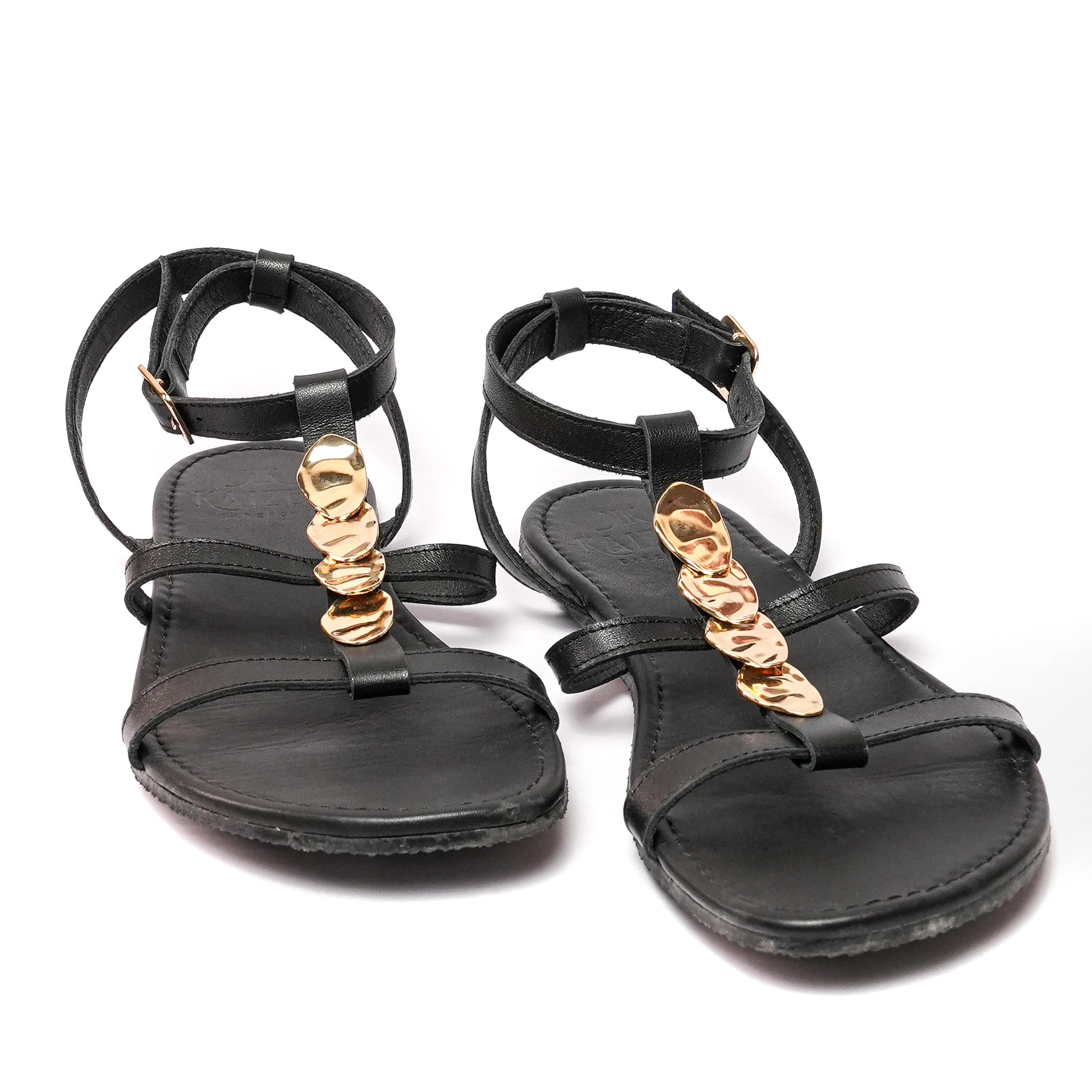 sandalia barefoot bonita negra con tachuelas doradas para mujer